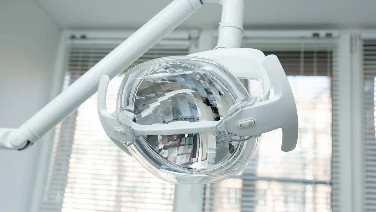 Petua penting untuk mengekalkan dan membersihkan peralatan pencahayaan perubatan